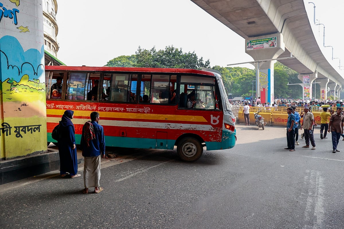 বাড়িভাড়া ও ভাতা বৃদ্ধির দাবিতে আন্দোলনরত শিক্ষকেরা বিকেল পৌনে ৫টায় শাহবাগ মোড় ছেড়ে গেলে রাজধানীর গুরুত্বপূর্ণ এই মোড় দিয়ে যান চলাচল শুরু হয়। আজ বুধবার বিকেলের চিত্র