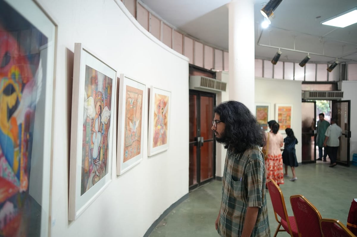 ঢাকা বিশ্ববিদ্যালয়ের চারুকলা অনুষদের জয়নুল গ্যালারিতে শিল্পী সামিনা জামানের ‘সময়ের চিত্রকাব্য’ শীর্ষক একক চিত্র প্রদর্শনী দেখছেন এক দর্শক