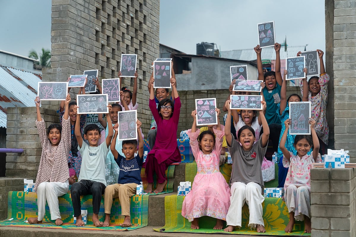 সুবিধাবঞ্চিত শিশুদের টাইলস-বর্জ্য থেকে তৈরি চক ও ভাঙা টাইলস থেকে তৈরি স্লেট বিতরণ করেছে ডিবিএল সিরামিকস