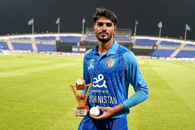 ম্যাচসেরার পুরষ্কার হাতে আফগান পেসার বিলাল সামি