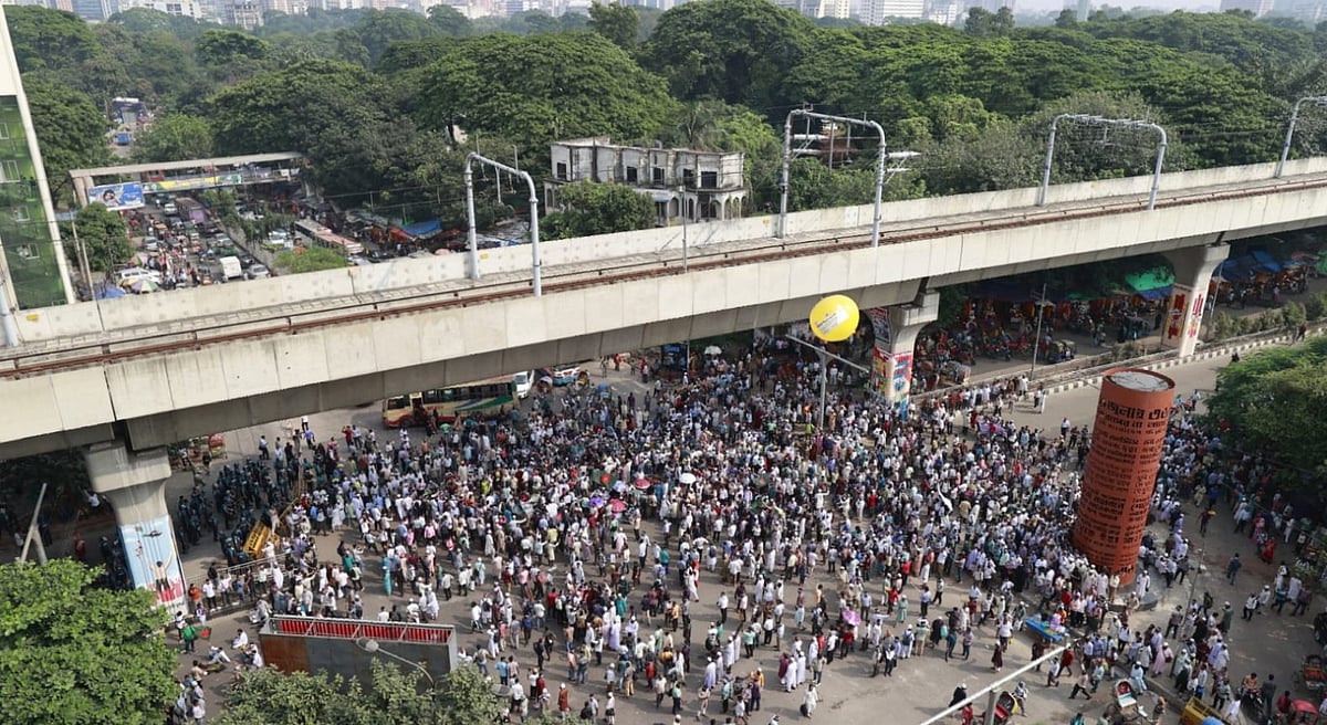 তিন দফা দাবিতে শাহবাগ মোড় অবরোধ করেন বেসরকারি শিক্ষাপ্রতিষ্ঠানের এমপিওভুক্ত শিক্ষক-কর্মচারীরা। ঢাকা। ১৫ অক্টোবর