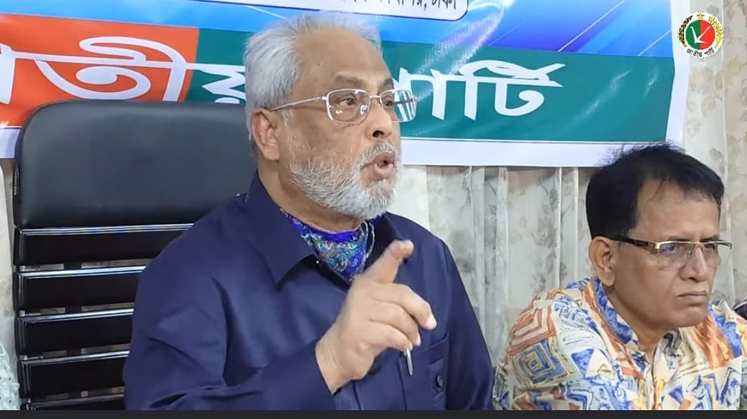 সংবাদ সম্মেলনে বক্তব্য দেন জাতীয় পার্টির চেয়ারম্যান জি এম কাদের। বুধবার বিকেলে রাজধানীর কাকরাইলে জাতীয় পার্টির কেন্দ্রীয় কার্যালয়ে। ১৫ অক্টোবর ২০২৫