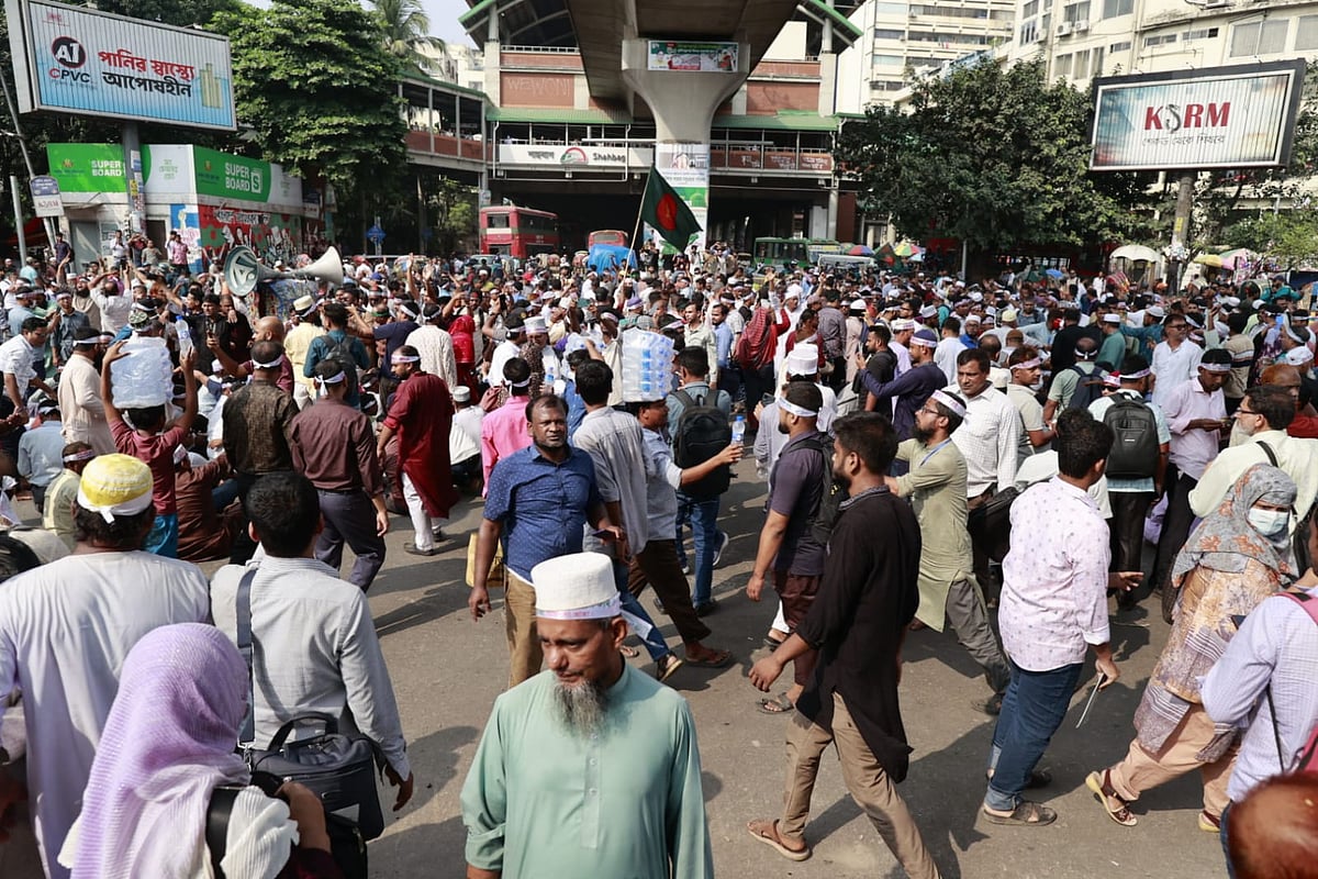 আজ বেলা আড়াইটার দিকে রাজধানীর গুরুত্বপূর্ণ শাহবাগ মোড় অবরোধ করে সেখানে অবস্থান নেন আন্দোলনরত শিক্ষক–কর্মচারীরা