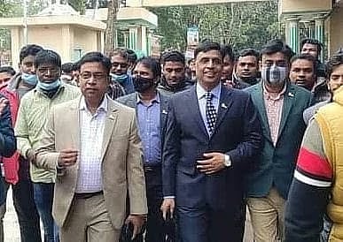 ২০২২ সালের ৬ ফেব্রুয়ারি শিবগঞ্জ পৌরসভার এক অনুষ্ঠানে যোগ দেন সৈয়দ নুরুল ইসলাম (সামনে বাঁ থেকে দ্বিতীয়)। তাঁর ডানে ছোট ভাই পৌর মেয়র সৈয়দ মনিরুল ইসলাম। বাঁয়ে উপজেলা আওয়ামী লীগের সাধারণ সম্পাদক আতিকুল ইসলাম