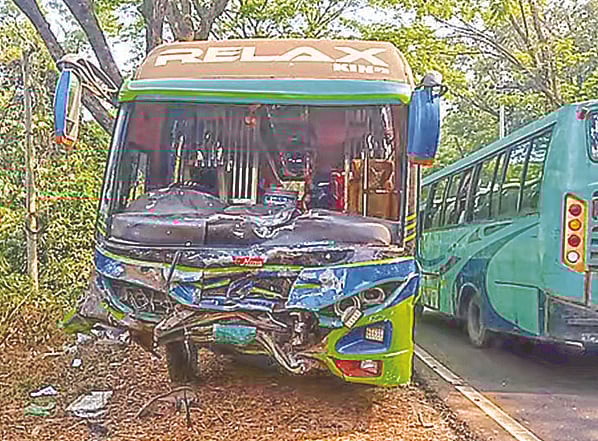 দুর্ঘটনাকবলিত একটি বাস