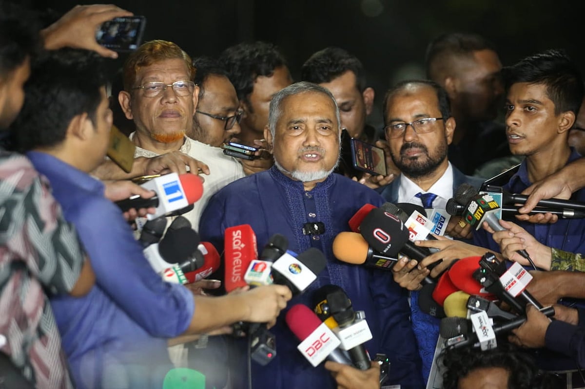 জাতীয় ঐকমত্য কমিশনের বৈঠক শেষে বের হয়ে সাংবাদিকদের সঙ্গে কথা বলেন জামায়াতে ইসলামীর নায়েবে আমির সৈয়দ আবদুল্লাহ মোহাম্মদ তাহের। আজ বুধবার রাতে রাজধানীর ফরেন সার্ভিস একাডেমিতে