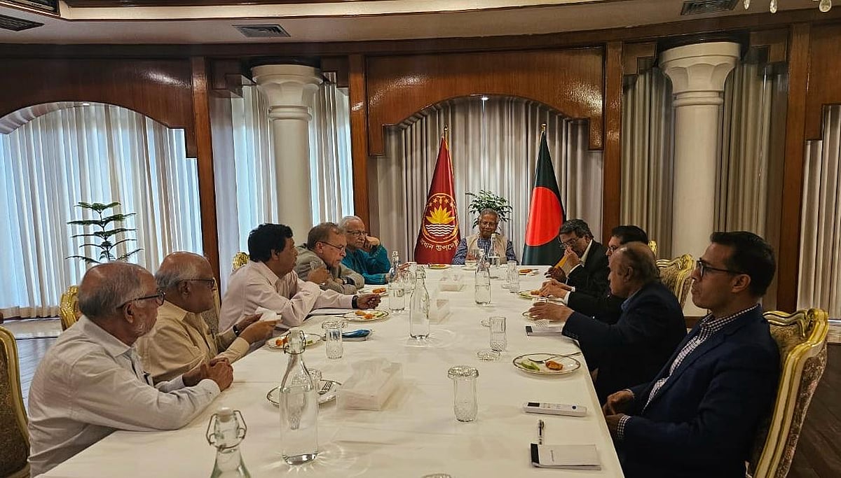 জাতীয় ঐকমত্য কমিশনের সদস্যরা রাষ্ট্রীয় অতিথি ভবন যমুনায় অন্তর্বর্তী সরকারের প্রধান উপদেষ্টা অধ্যাপক মুহাম্মদ ইউনূসের সঙ্গে বৈঠক করেছেন। আজ বুধবার বিকেলে
