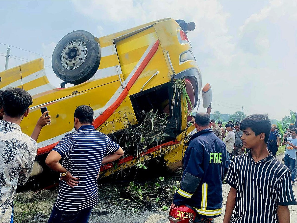 ফরিদপুরের ভাঙ্গায় একটি বাসের ধাক্কায় আরেকটি বাস নিয়ন্ত্রণ হারিয়ে সড়কের পাশে খাদে উল্টে পড়েছে। আজ বুধবার দুপুরে ঢাকা–বরিশাল মহাসড়কে পূর্বসদরদী এলাকায়