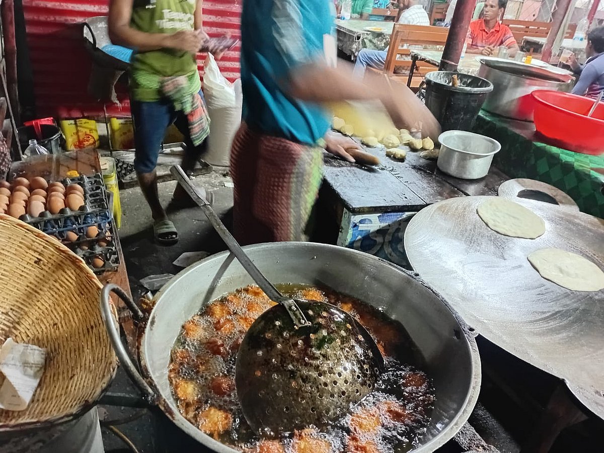 শাহজালাল বিজ্ঞান ও প্রযুক্তি বিশ্ববিদ্যালয়সংলগ্ন এলাকার দোকানগুলোয় একই তেল বারবার ব্যবহার করে ভাজাভুজি করা হয়। এতে স্বাস্থ্যঝুঁকি বাড়ছে। গত মঙ্গলবার সন্ধ্যায় বিশ্ববিদ্যালয়ের প্রধান ফটকসংলগ্ন একটি রেস্টুরেন্টে
