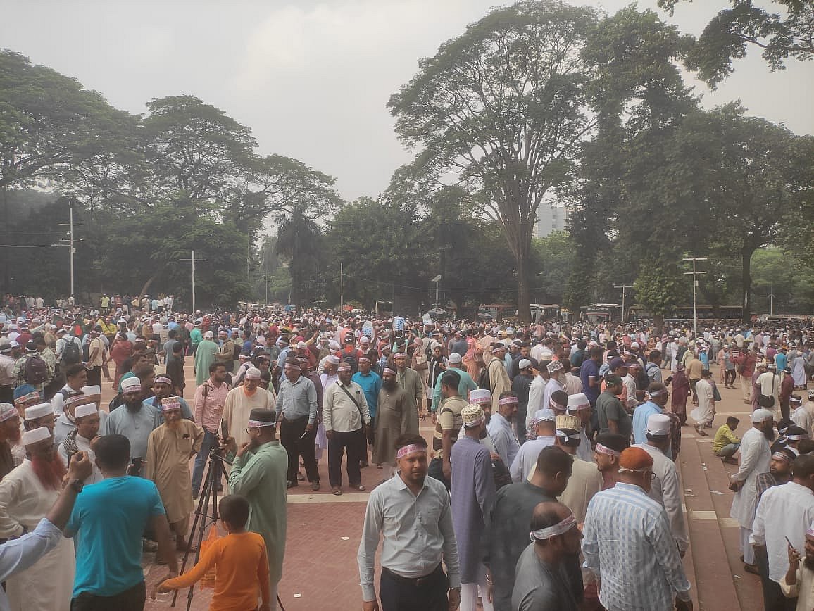 রাজধানীর কেন্দ্রীয় শহীদ মিনারে জড়ো হওয়া শিক্ষক-কর্মচারীরা। আজ বৃহস্পতিবার সকাল ১০টার দিকে