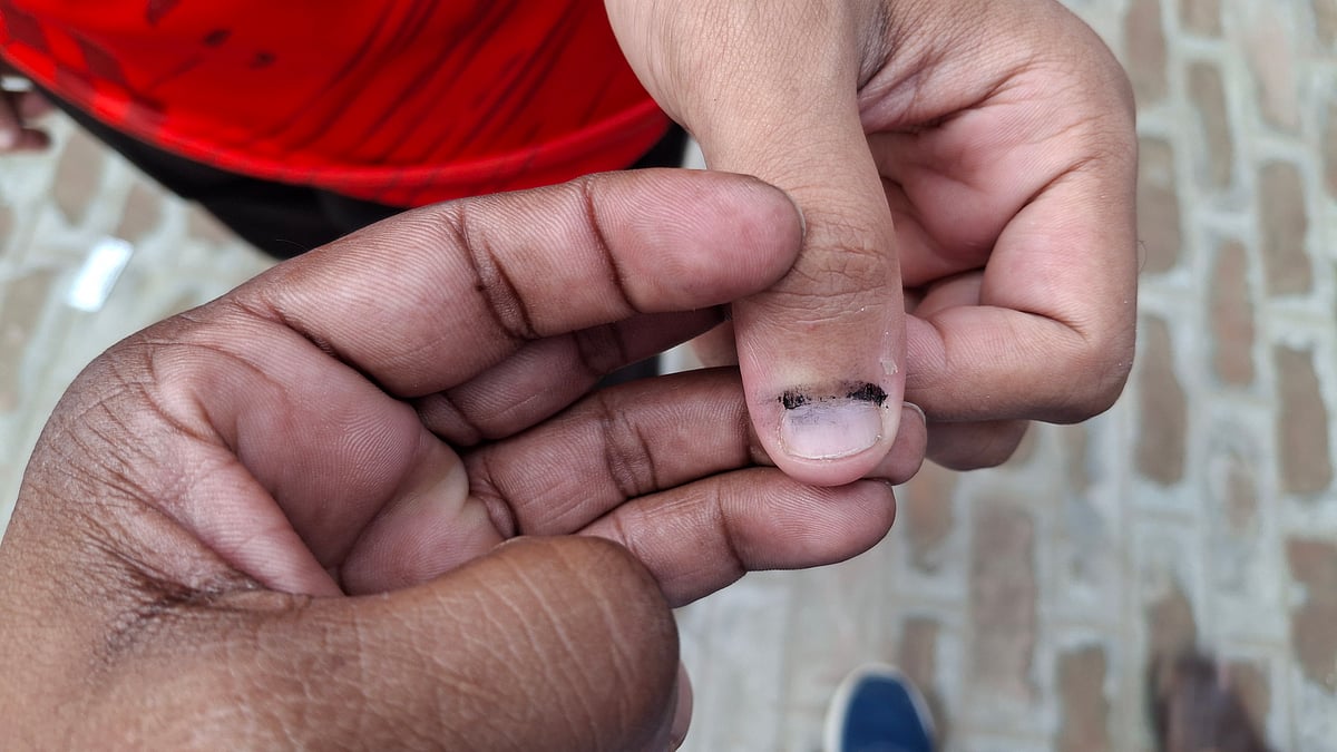 ভোট দেওয়ার পর আঙুলে দেওয়া কালি উঠে যাচ্ছে বলে অভিযোগ করেন কয়েকজন ভোটার। আজ সকালে রাজশাহী বিশ্ববিদ্যালয়ের ড. মুহম্মদ শহীদুল্লাহ্ একাডেমিক ভবনের কেন্দ্রের বাইরে