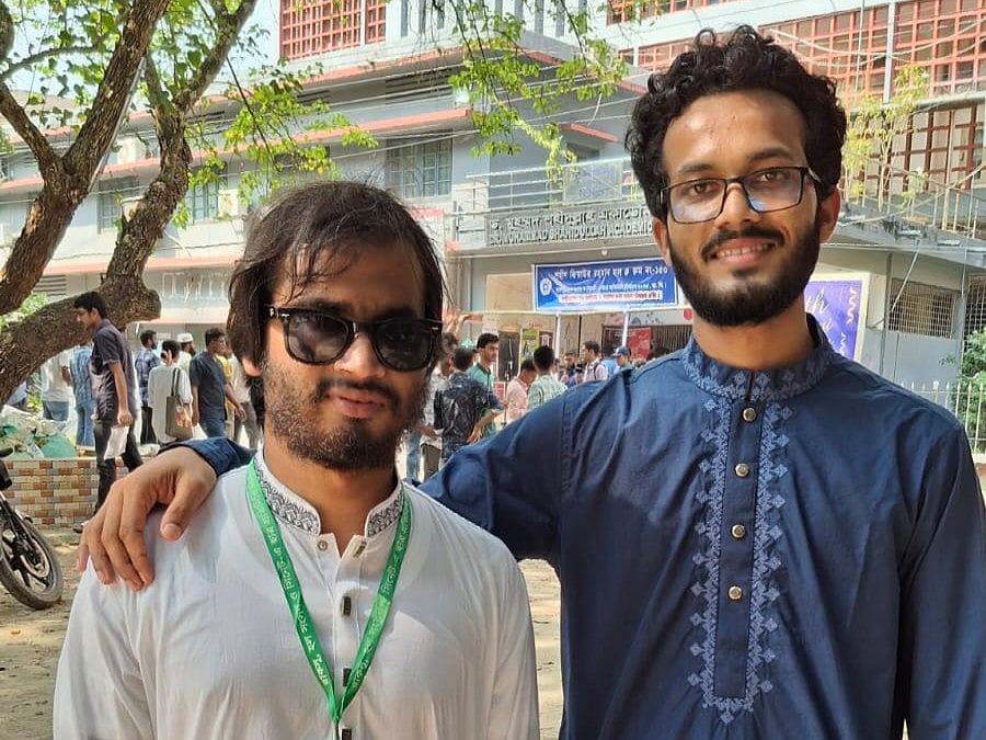 বন্ধুর সঙ্গে দৃষ্টিপ্রতিবন্ধী শিক্ষার্থী ও প্রার্থী নাঈম হোসেন। আজ বৃহস্পতিবার দুপুরে বিশ্ববিদ্যালয়ের ড. মুহম্মদ শহীদুল্লাহ একাডেমিক ভবনের সামনে