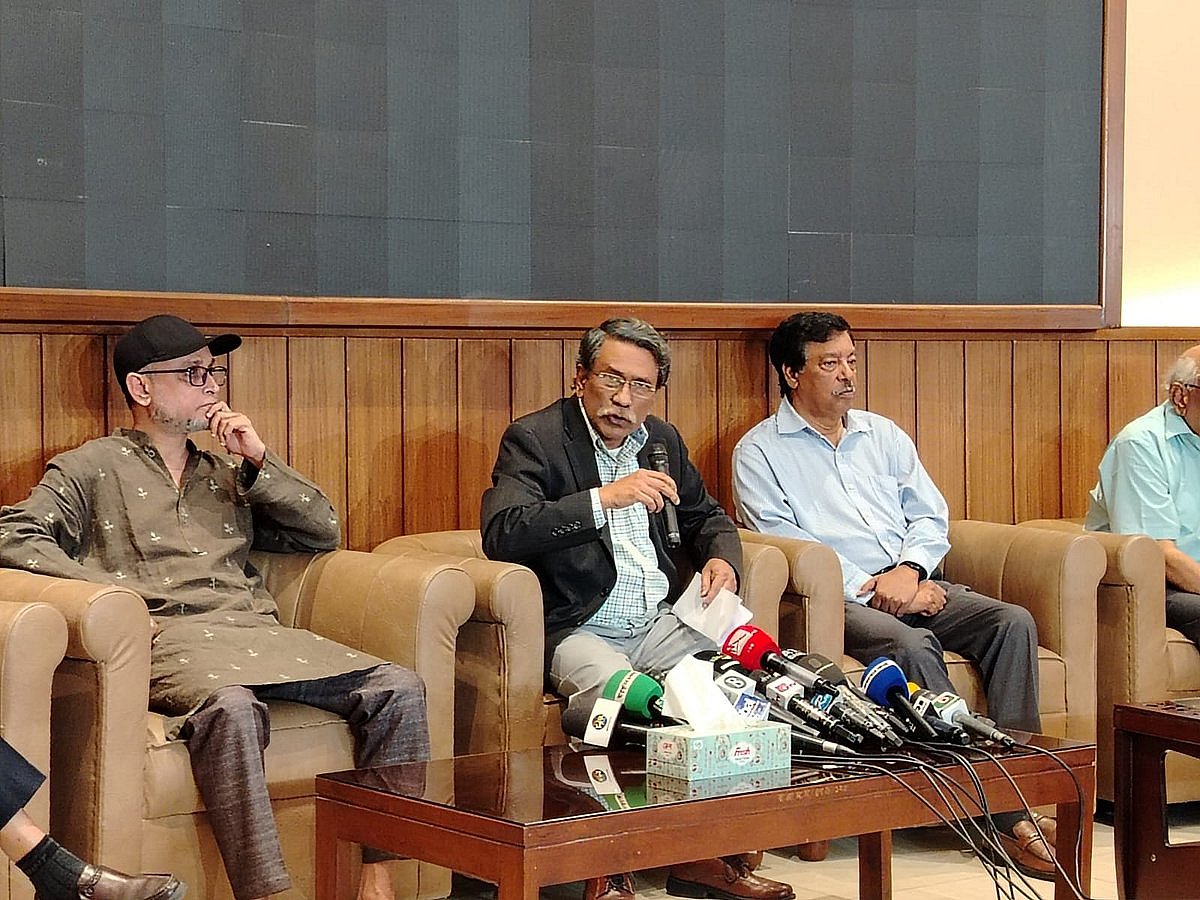 ‘জুলাই জাতীয় সনদ ২০২৫’ স্বাক্ষর অনুষ্ঠানের প্রস্তুতি নিয়ে আয়োজিত সংবাদ সম্মেলনে কথা বলছেন জাতীয় ঐকমত্য কমিশনের সহসভাপতি অধ্যাপক আলী রীয়াজ। আজ বৃহস্পতিবার সন্ধ্যায় জাতীয় সংসদ ভবনের এলডি হলে