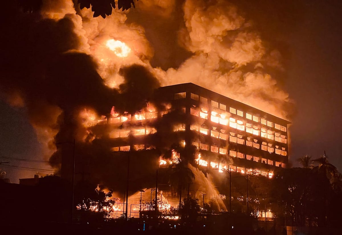 চট্টগ্রামের ইপিজেড এলাকার সাততলা ভবনের কারখানাটির পুরোটিতেই আগুন ছড়িয়েছে। আজ রাত সাড়ে আটটায়