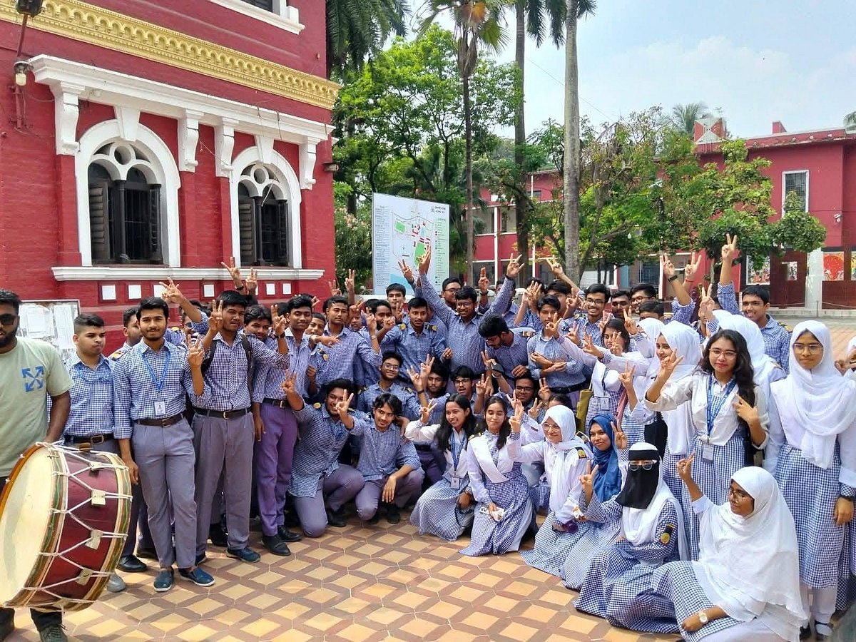 রাজশাহী কলেজে এইচএসসি পাস করা শিক্ষার্থীদের উচ্ছ্বাস। বৃহস্পতিবার কলেজের অধ্যক্ষের কার্যালয়ের সামনে