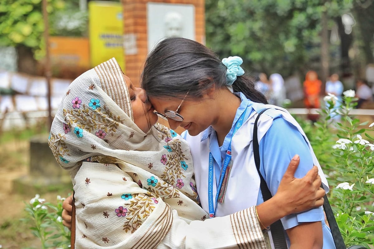 ফলাফল প্রকাশের পর অভিভাবকের আদর। ভিকারুননিসা নূন স্কুল অ্যান্ড কলেজে, ঢাকা, ১৬ অক্টোবর