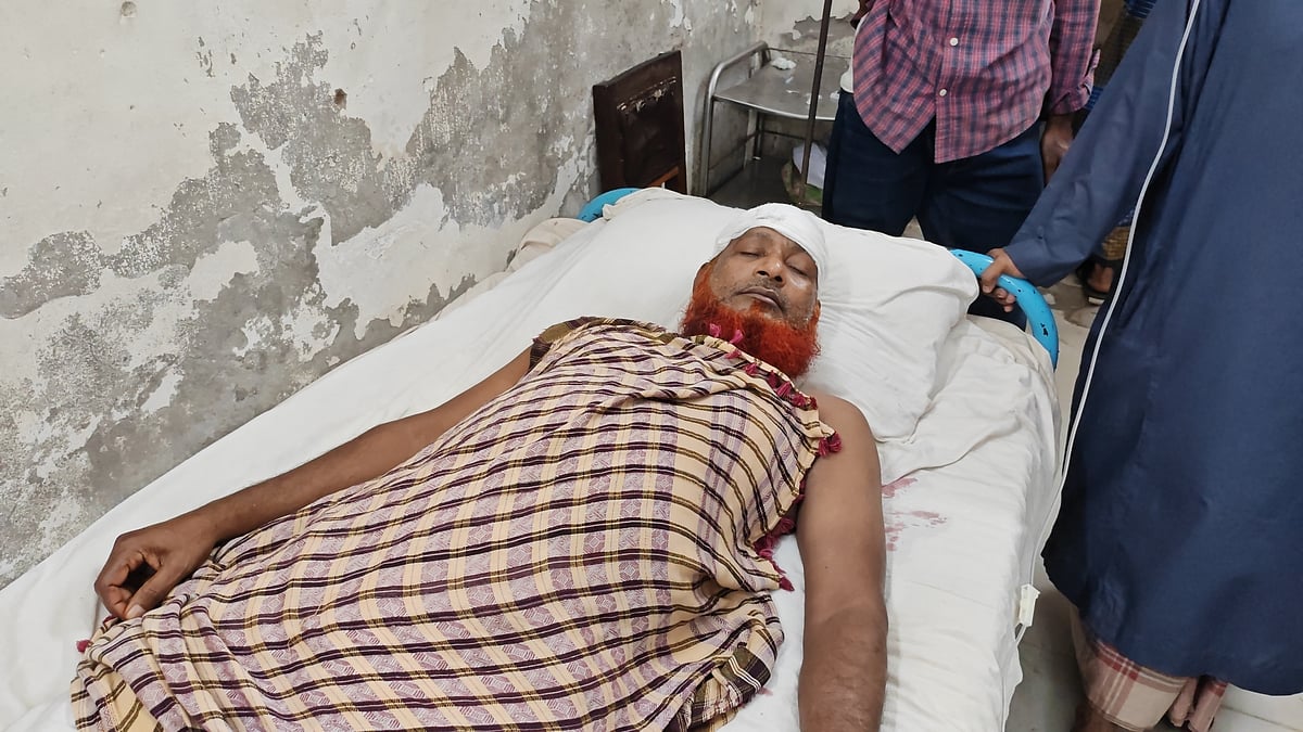 হামলায় আহত জামায়াত নেতা মো. মাসুম বিল্লাহ। গতকাল রাতে পিরোজপুর জেলা সদর হাসপাতালে