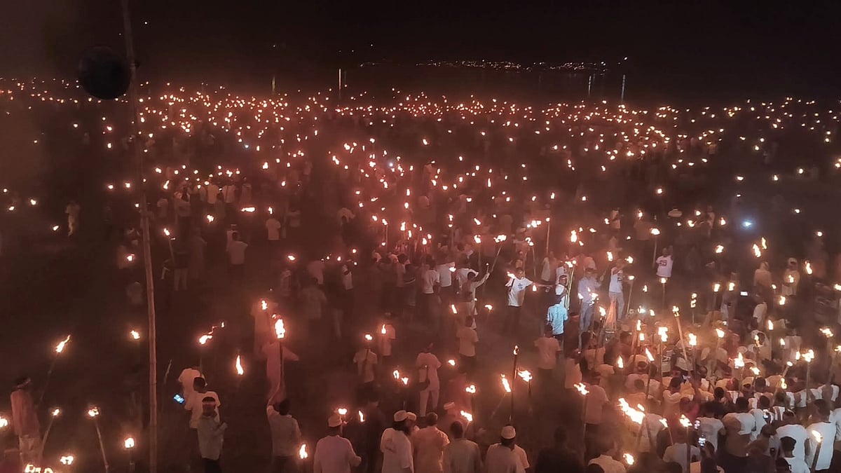 তিস্তা রক্ষা আন্দোলনের উদ্যোগে মশাল প্রজ্বালন। ১৬ অক্টোবর রাতে লালমনিরহাট সদরের তিস্তার চরে