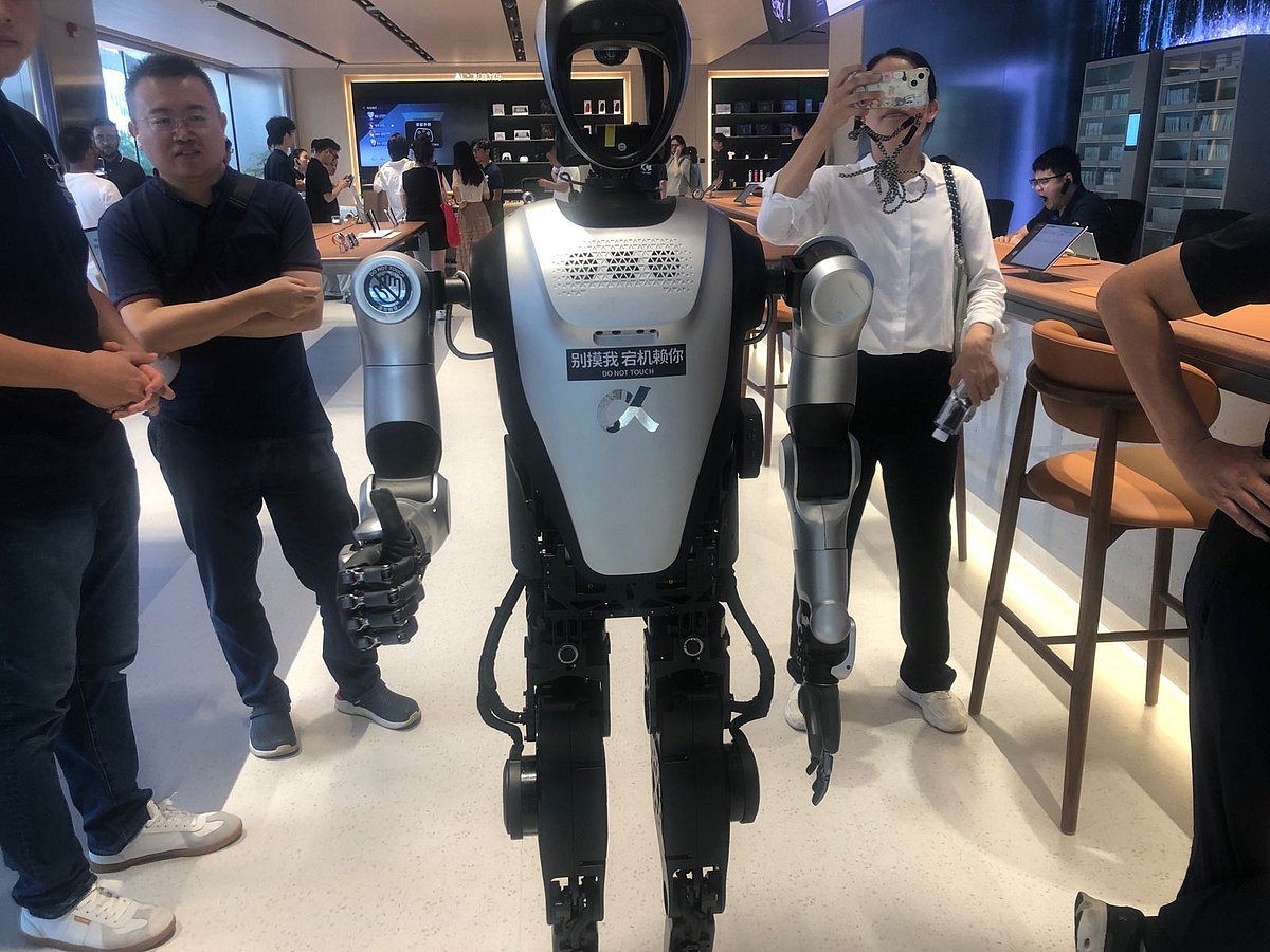 অনারের রোবট আঙুলের মাধ্যমে ভাব প্রকাশ করছে