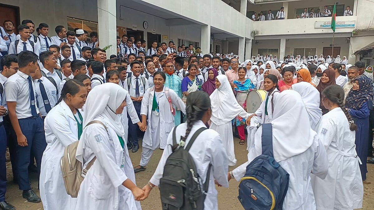 এইচএসসির ফলাফল ঘোষণার পর ময়মনসিংহ নগরের শহীদ সৈয়দ নজরুল ইসলাম কলেজের শিক্ষার্থীদের উচ্ছ্বাস