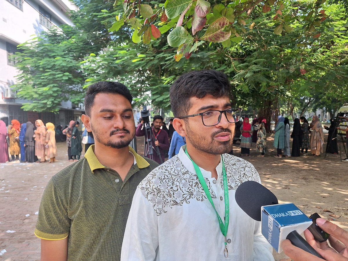 রবীন্দ্র ভবনের সামনে আজ বৃহস্পতিবার সকালে সাংবাদিকদের সঙ্গে কথা বলেন ছাত্রদলের ভিপি প্রার্থী শেখ নূর উদ্দিন (আবির)