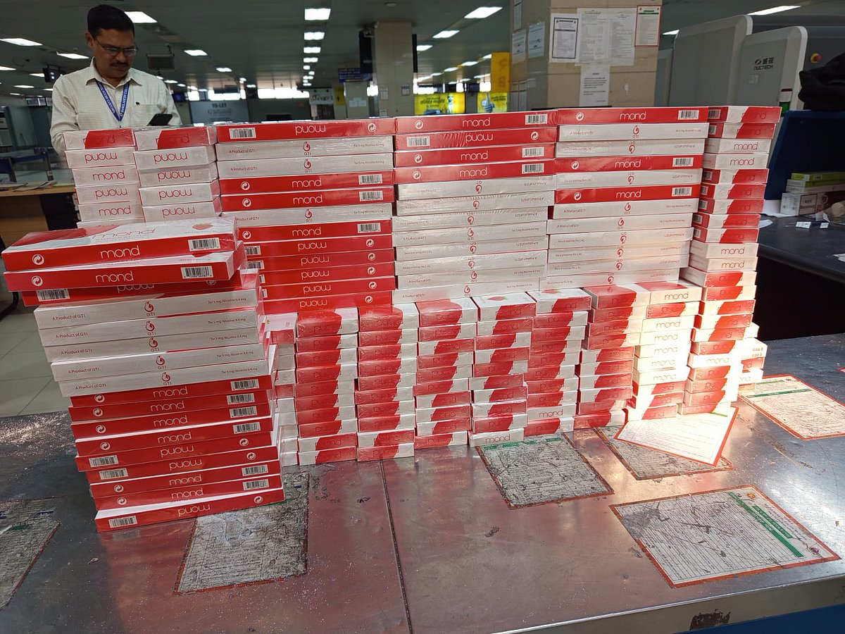 চট্টগ্রামের শাহ আমানত আন্তর্জাতিক বিমানবন্দরে উদ্ধার করা সিগারেট