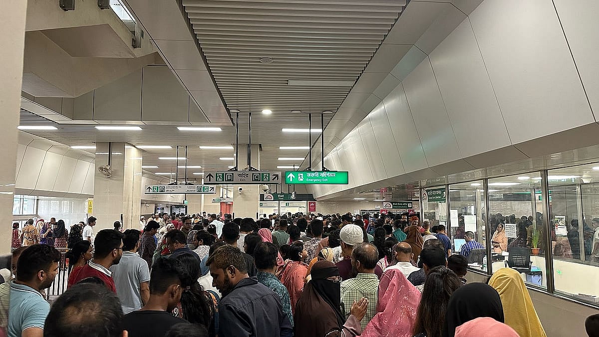 মেট্রোরেলের টিকিট কাটতে লম্বা লাইন। ঢাকা, ১৩ এপ্রিল