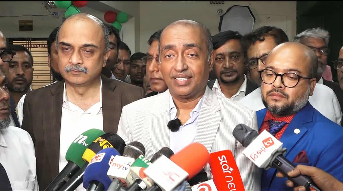 কুষ্টিয়ায় অ্যাটর্নি জেনারেল সাংবাদিকদের সঙ্গে কথা বলছেন। আজ বৃহস্পতিবার দুপুরে আদালত চত্বরে