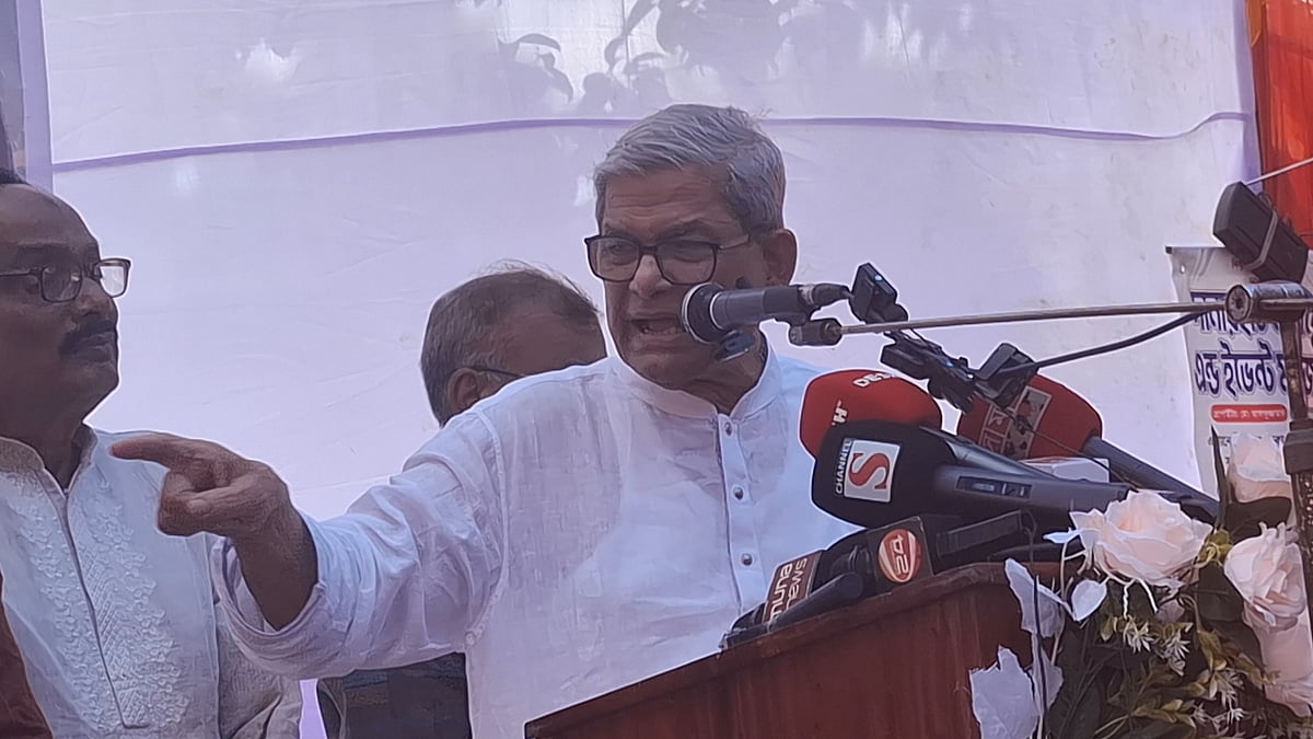 ঠাকুরগাঁও সদর উপজেলার বেগুনবাড়ি ইউনিয়নের বিএনপি আয়োজিত মতবিনিময় সভায় দলটির মহাসচিব মির্জা ফখরুল ইসলাম আলমগীর। আজ দুপুরে দানারহাট ঈদগাহ মাঠে