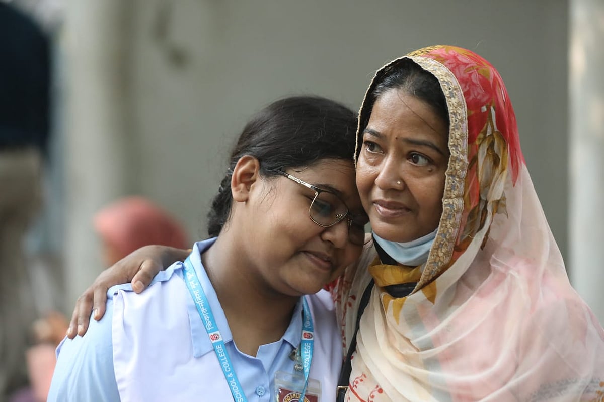 অনেক সংগ্রামের মধ্য দিয়ে সন্তানের ভালো ফল পেয়ে খুশি নামিরার মা। গতকাল বৃহস্পতিবার (১৬ অক্টোবর ২০২৫ ) দুপুরে তোলা