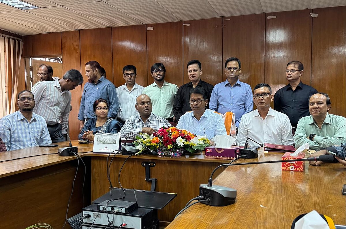 ঢাকা মাধ্যমিক ও উচ্চমাধ্যমিক শিক্ষা বোর্ডের সভাকক্ষে বাংলাদেশ আন্তশিক্ষা বোর্ড সমন্বয় কমিটি ও ঢাকা বোর্ডের চেয়ারম্যান অধ্যাপক খন্দোকার এহসানুল কবির ফলাফলের বিস্তারিত তথ্য তুলে ধরছেন