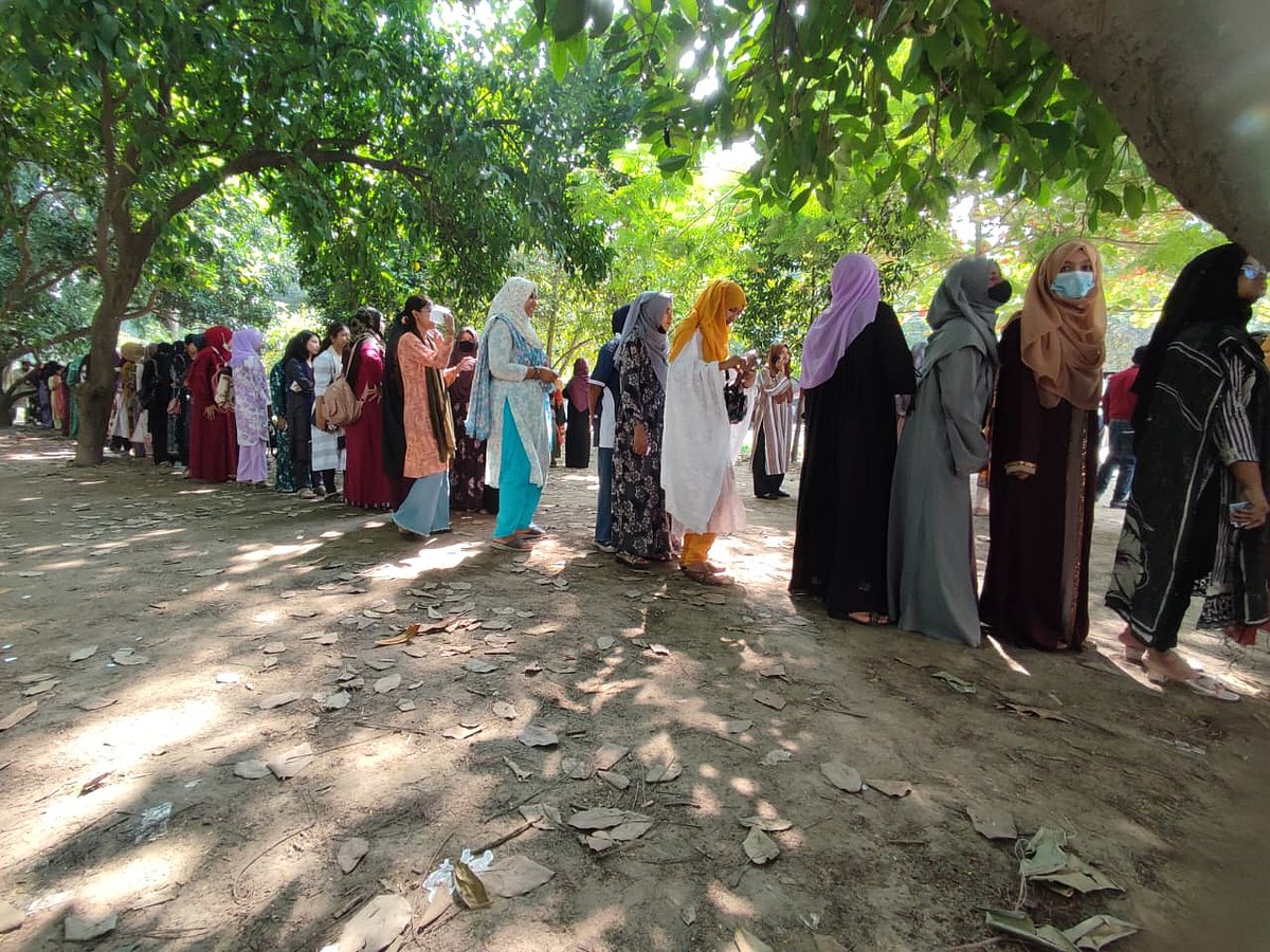 বেলা বাড়ার সঙ্গে সঙ্গে ভোটকেন্দ্রে বেড়েছে ভোটারদের উপস্থিতি। আজ বৃহস্পতিবার দুপুরে বেগম খালেদা জিয়া হলে