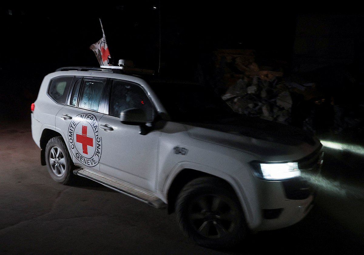 হামাসের হস্তান্তর করা জিম্মিদের মরদেহ রেড ক্রসের গাড়িতে করে নিয়ে যাওয়া হয়