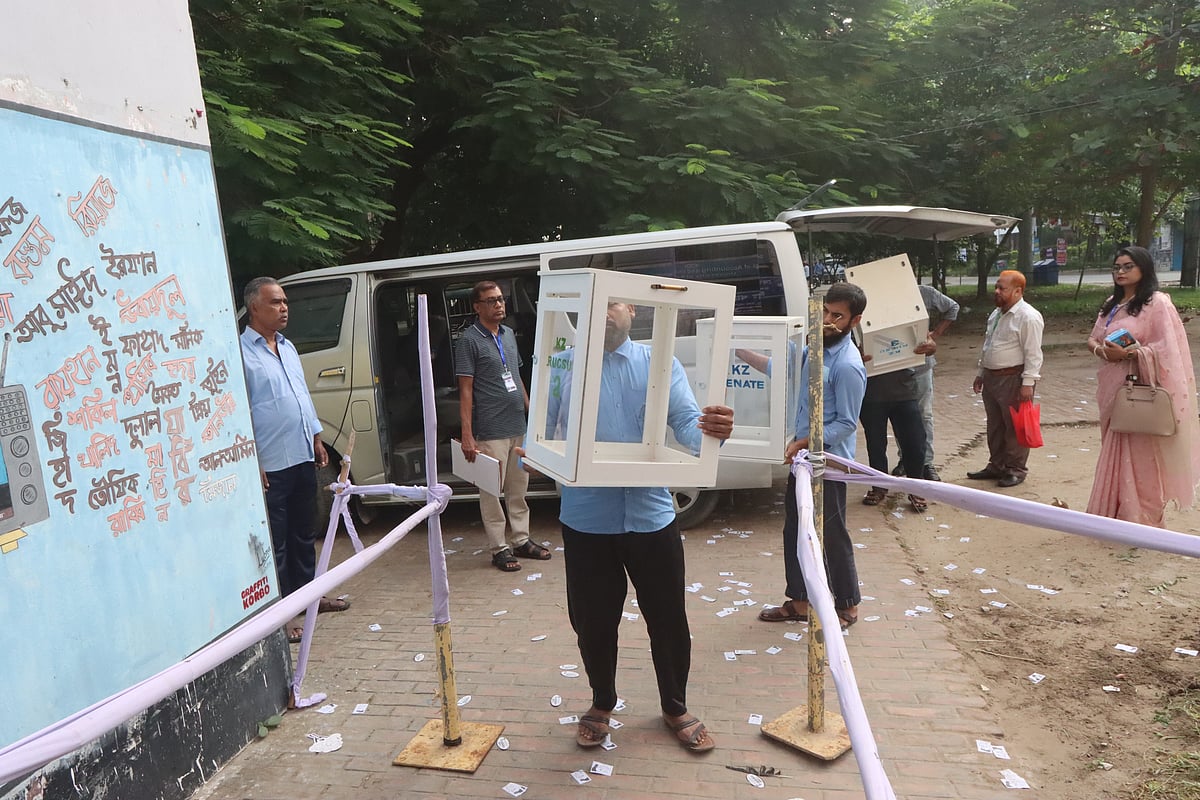 ভোটকেন্দ্রে নেওয়া হচ্ছে ব্যালট বাক্স-পেপারসহ নির্বাচনের সরঞ্জাম। আজ বৃহস্পতিবার সকাল পৌনে আটটায় রবীন্দ্র ভবনে