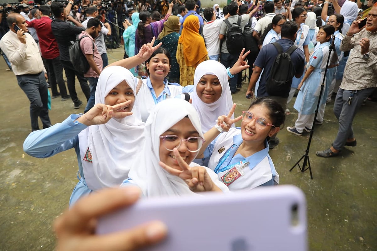 ফল প্রকাশের পর দলগত সেলফি। ভিকারুননিসা নুন স্কুল অ্যান্ড কলেজে, ঢাকা, ১৬ অক্টোবর
