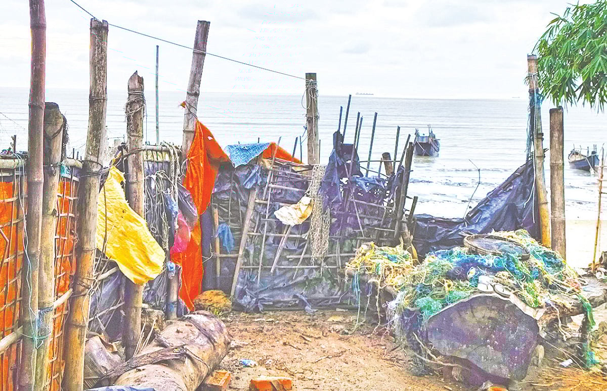 এগিয়ে আসছে সমুদ্র। যেকোনো সময় জোয়ারে ভেসে যেতে পারে মাতারবাড়ী ইউনিয়নের সায়রার ডেইলের বেড়িবাঁধসংলগ্ন বসতভিটা