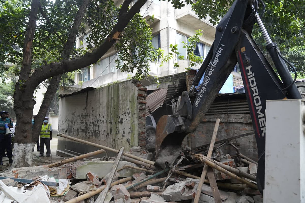 ৬০ ফিট সড়কের শেষ মাথায় স্থাপনা সরানোর কাজ শুরু করেছে ঢাকা উত্তর সিটি করপোরেশন। আজ বৃহস্পতিবার