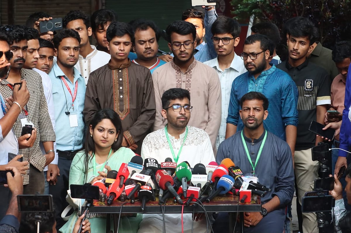 সংবাদ সম্মেলনে ছাত্রদল–সমর্থিত প্যানেলের প্রার্থীরা। আজ বৃহস্পতিবার বিকেলে রাজশাহী বিশ্ববিদ্যালয় ক্যাম্পাসের পরিবহন মার্কেটের সামনে