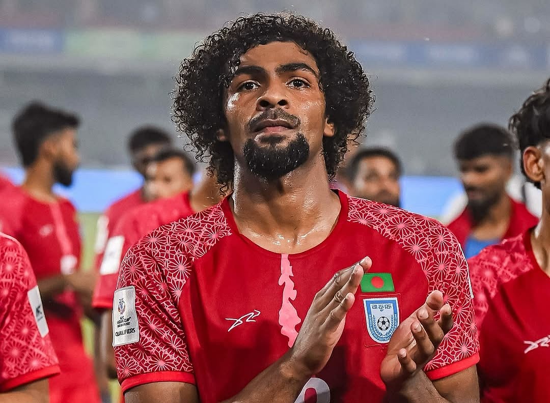 বাংলাদেশের তারকা মিডফিল্ডার হামজা চৌধুরী