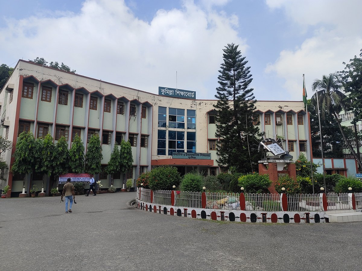 কুমিল্লা মাধ্যমিক ও উচ্চমাধ্যমিক শিক্ষা বোর্ড। আজ সকালে তোলা