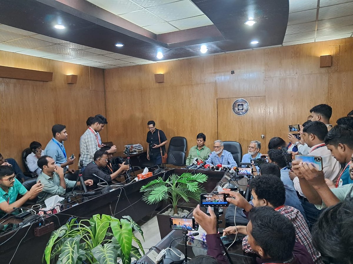 রাকসু নির্বাচন পর্যবেক্ষণ কমিটির প্রেস ব্রিফিং। আজ বৃহস্পতিবার সন্ধ্যায় প্রশাসন ভবনে