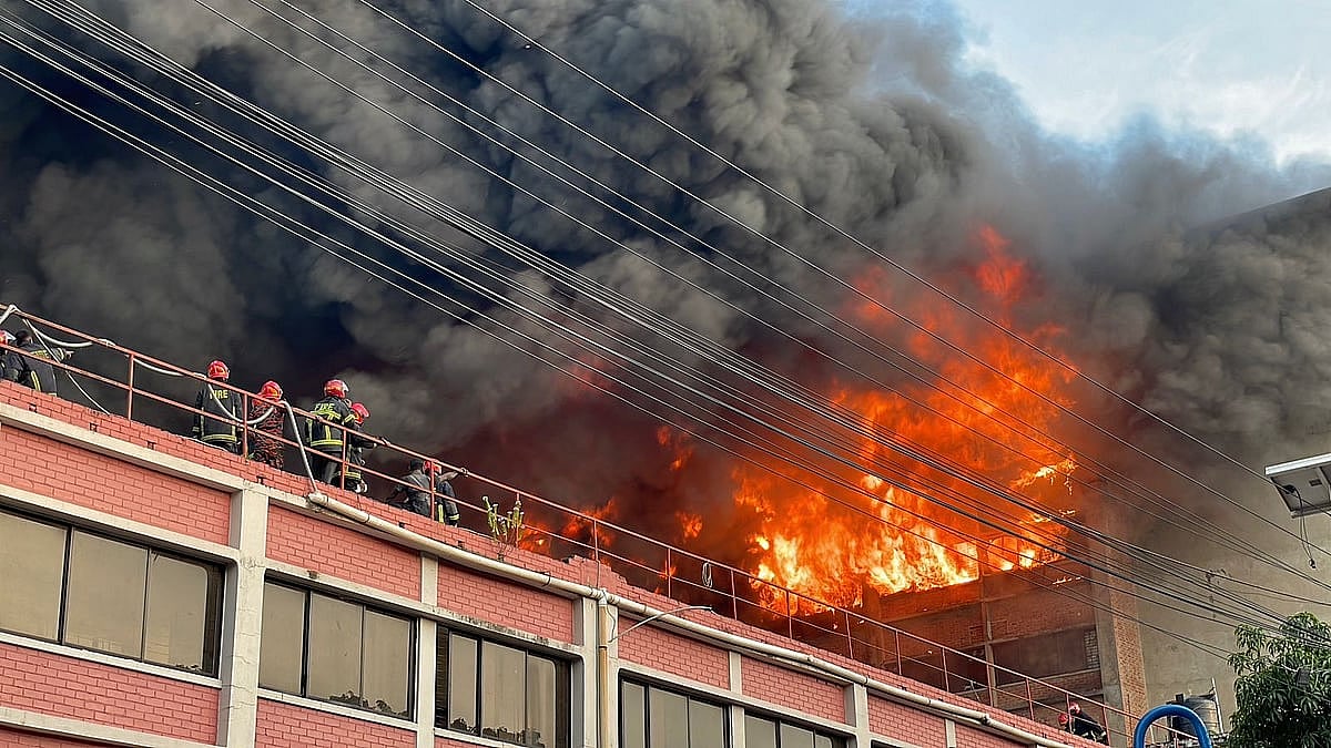 চট্টগ্রাম ইপিজেডের একটি কারখানায় আগুন জ্বলছে। আজ দুপুরে তোলা