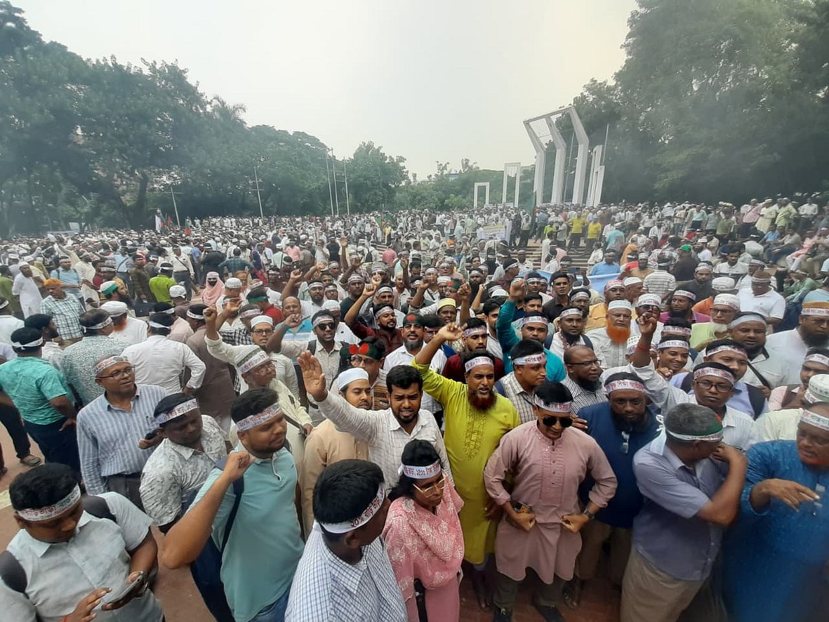 কেন্দ্রীয় শহীদ মিনারে আন্দোলনরত  বেসরকারি শিক্ষাপ্রতিষ্ঠানের এমপিওভুক্ত শিক্ষক-কর্মচারীরা। ১৬ অক্টোবর