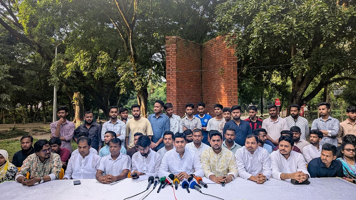 চাকসু নির্বাচনের বিভিন্ন দিক তুলে ধরে সংবাদ সম্মেলন করেছে ছাত্রদল। আজ বিকেলে  চট্টগ্রাম বিশ্ববিদ্যালয়ের বুদ্ধিজীবি চত্বরে