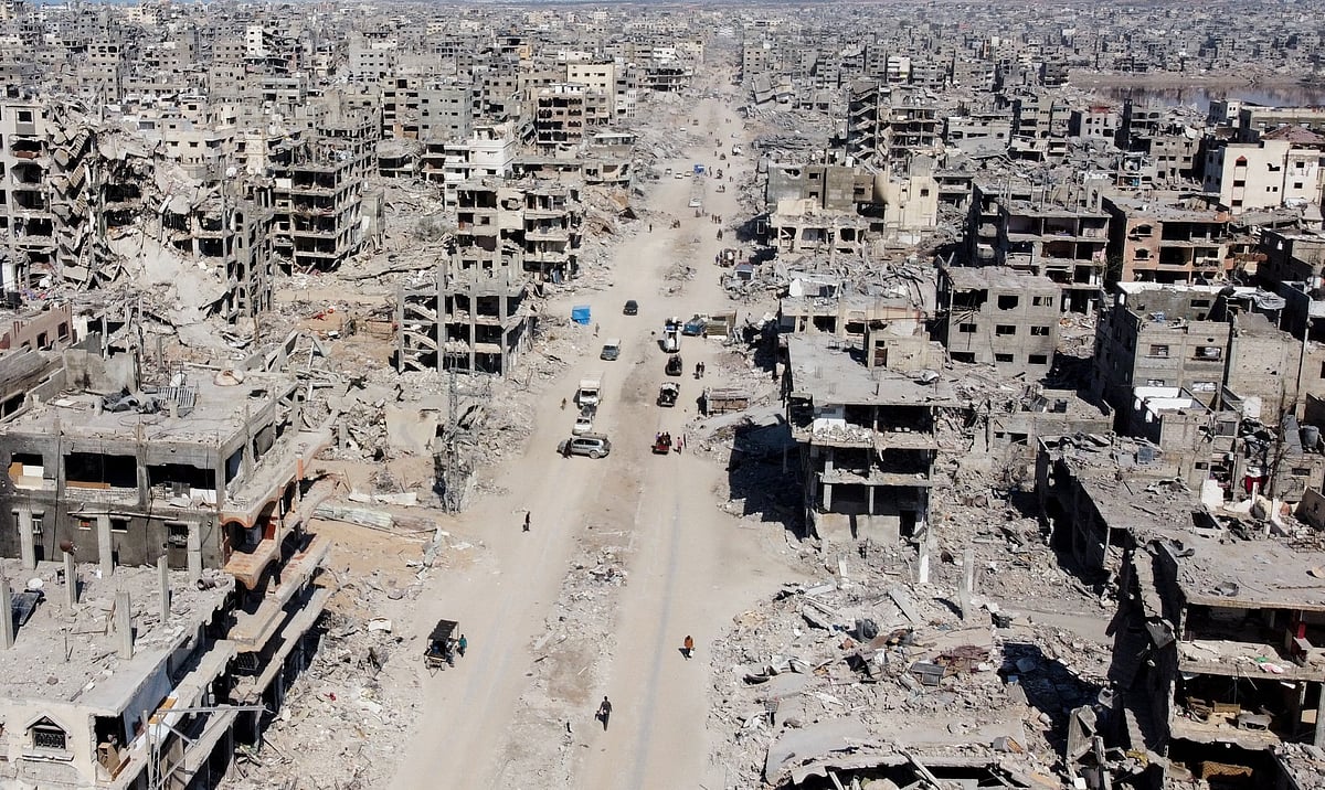 ইসরায়েলের হামলায় ধ্বংসস্তূপে পরিণত হয়েছে গাজা। এই ধ্বংসস্তূপের নিচে অনেক ইসরায়েলি জিম্মির মরদেহ চাপা পড়ে আছে বলে দাবি হামাসের। বৃহস্পতিবার গাজা নগরীতে