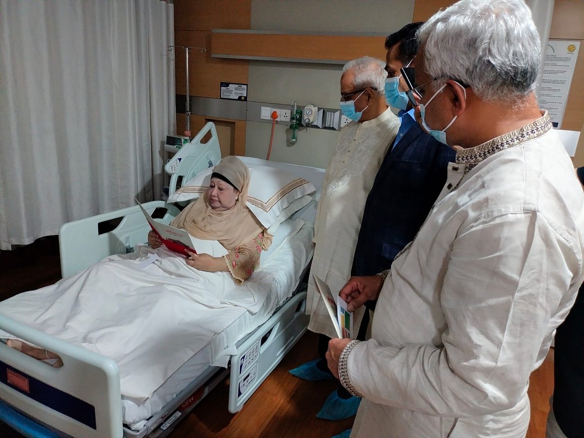 হাসপাতালে গিয়ে বিএনপির চেয়ারপারসন খালেদা জিয়ার হাতে ‘জুলাই জাতীয় সনদ ২০২৫’ স্বাক্ষর অনুষ্ঠানের আমন্ত্রণপত্র তুলে দেন জাতীয় ঐকমত্য কমিশনের সদস্য বদিউল আলম মজুমদার ও প্রধান উপদেষ্টার বিশেষ সহকারী মনির হায়দার। আজ বৃহস্পতিবার রাতে রাজধানীর এভারকেয়ার হাসপাতালে