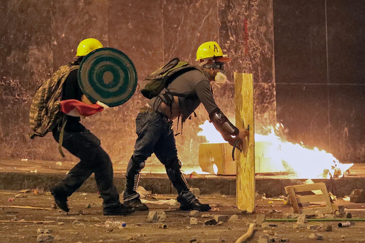 পুলিশের সঙ্গে বিক্ষোভকারীদের সংঘর্ষ। পেরুর রাজধানী লিমায়, ১৫ অক্টোবর ২০২৫