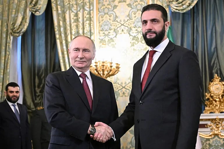 রাশিয়ার প্রেসিডেন্ট ভ্লাদিমির পুতিন এবং সিরিয়ার প্রেসিডেন্ট আহমেদ আল-শারা
