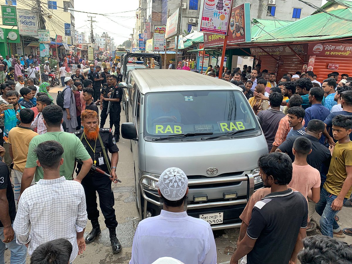 গাজীপুরের শ্রীপুরের মাওনা চৌরাস্তায় ভ্রাম্যমাণ আদালতের অভিযানের পর অবরুদ্ধ হন র্যাবের সদস্যরা। বৃহস্পতিবার দুপুরে