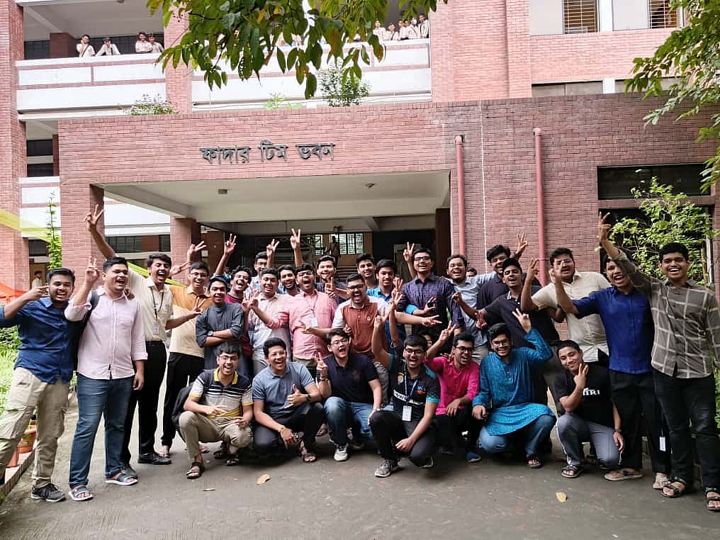 নটর ডেম কলেজে এইচএসসি পরীক্ষার্থীদের উল্লাস